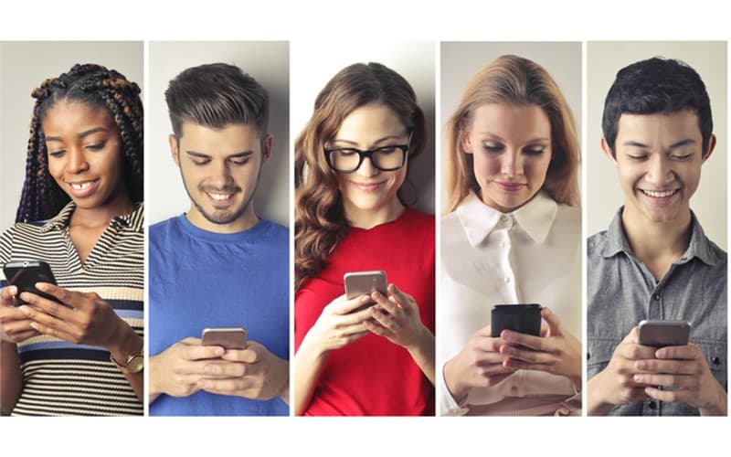 スマートフォンを見ている若者たち